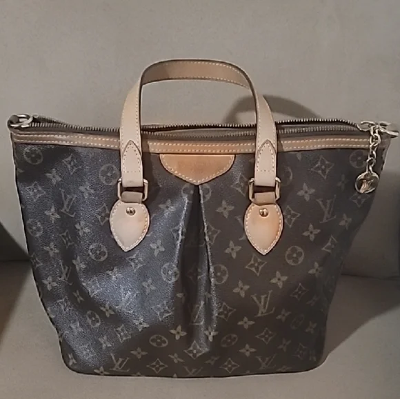 Louis Vuitton Classic Monogram Tote with Tan Accents - Picture 3 of 15